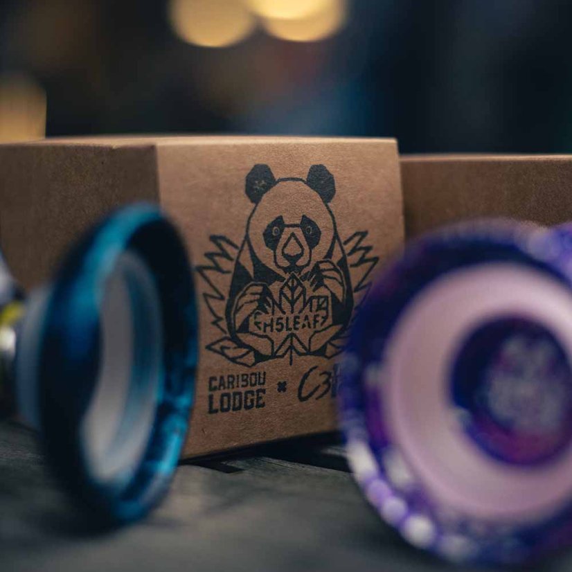C3yoyodesign & Caribou Lodge Hi5Leaf - Kovové Yoyo - Color: Galaxy