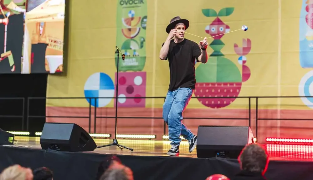 Yoyo show a workshop
